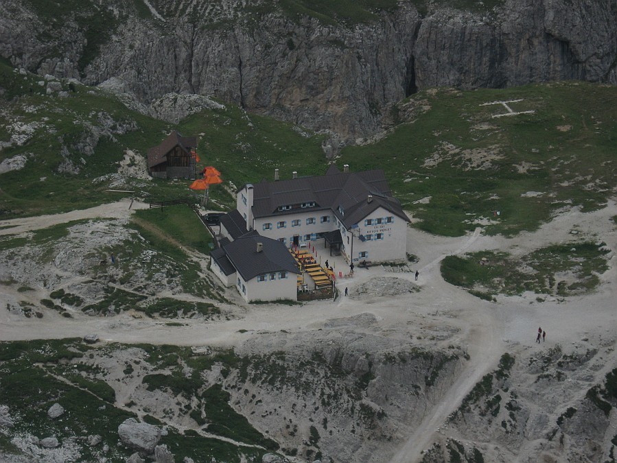 IMG_1312.JPG - Mi lascio alle spalle il rifugio Vaiolet e salgo verso il Re Alberto in una sera nuvolosa