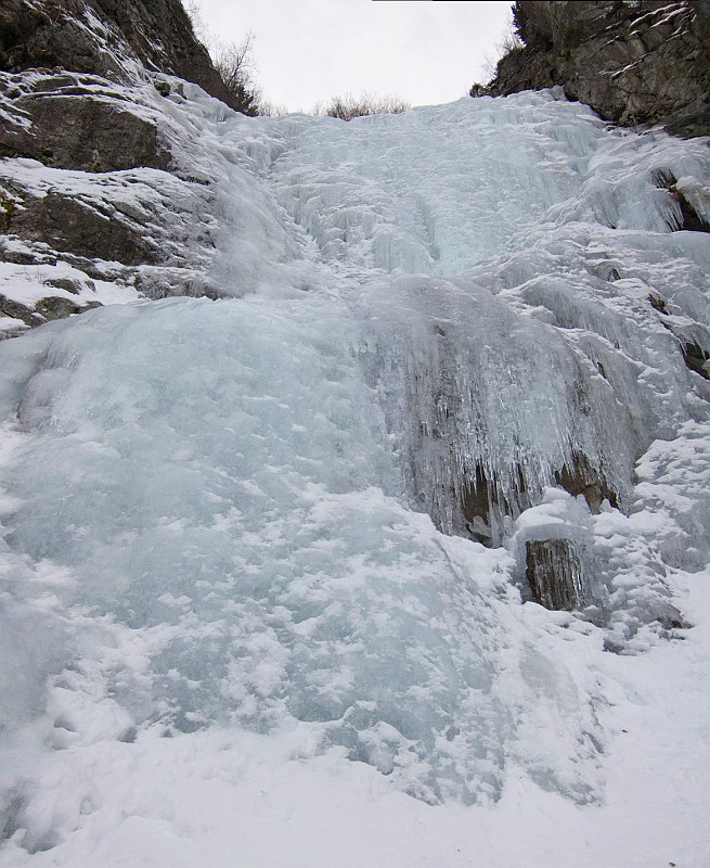 CascataDelSentieroValPaghera.jpg - La cascata del sentiero da noi salita. Sosta sulla destra su 2 spit. Primo tiro 60 m.Ghiaccio buono