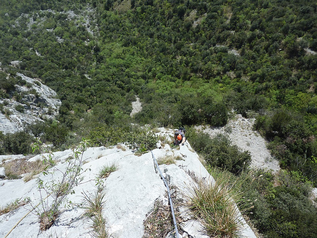 P1080470.JPG - Tratti di roccia buona si alternano al friabile + erba