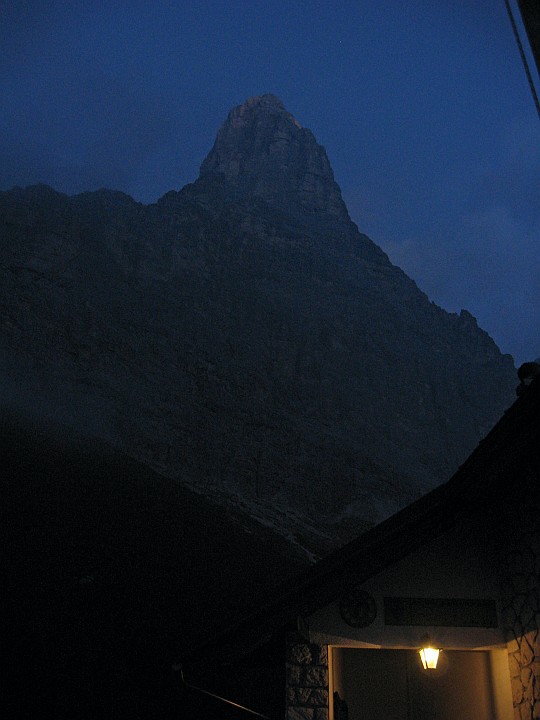 IMG_1580.JPG - La sera fuori dal rifugio Venezia. Abbiamo trovato un ottimo trattamento sia come cordialità e simpatia del personale che come cucina !