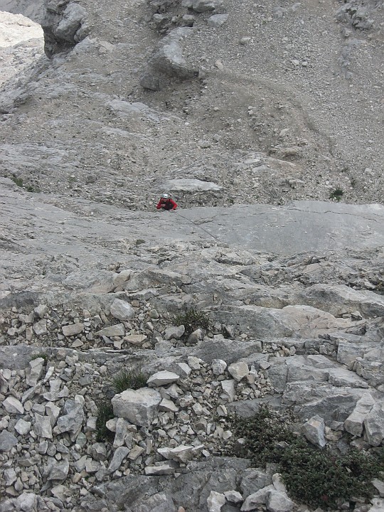 IMG_1587.JPG - La roccia non è delle migliori, la presenza di detriti sulle cengette richiede attenzione