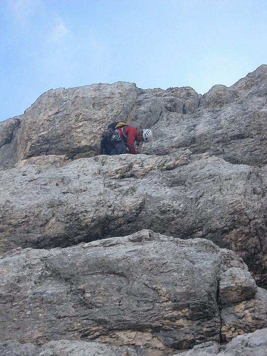 IMG_1595.JPG - Alla ricerca della via ... la relazione è un pò vaga sulla parte alta della via sottovalutando la lunghezza dell'itinerario. La prima parte della cengia che permette di uscire sulla via normale sembra a prima vista difficoltosa anche se poi si passa senza problemi