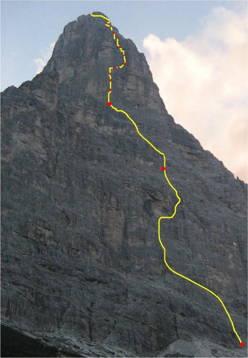 Tracciato.jpg - L'itinerario di salita. Si è rivelata una grande via che pur concentrando le difficoltà in un tratto di 250mt non è da sottovalutare per il resto. Chiodatura molto scarsa ad eccezione del tiro di artificiale. Necessario attrezzare parecchie soste