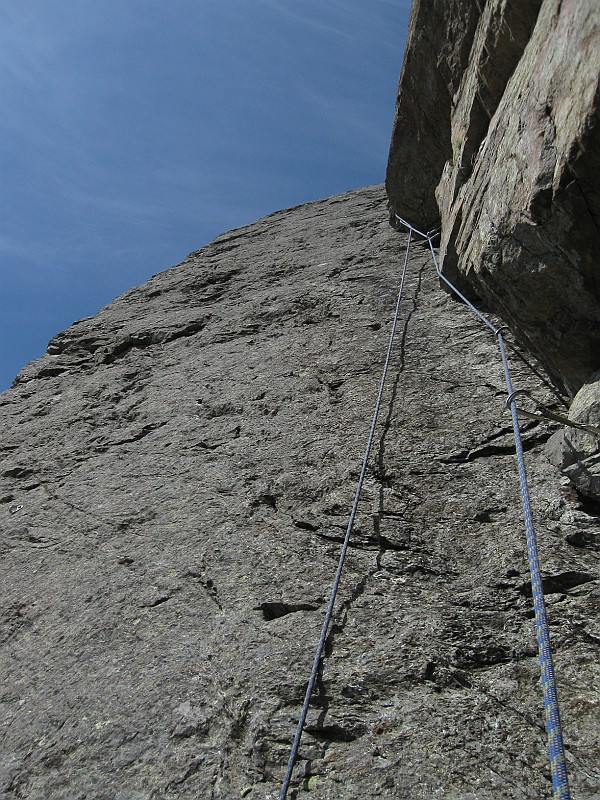 IMG_0139.JPG - Arrampicata in diedro fessurato o variante in placca a sinistra