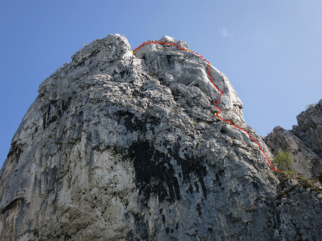 Tracciato.jpg - Riporto tracciato e relazione a cura dell'amico Saverio.Per lo spigolo Sud e la parete Est, Angelo Riva e Fabio Cislaghi, 3 settembre 1988.Corta ma bella via su roccia da buona a eccellente. La seconda lunghezza a mio avviso è tra le più belle della Grigna Merid.1° tiro:Sosta su albero alla base dello spigolo. Salire a sx, poi diritti per 15mt. IV, (2 ch.) , sosta su grossa clessidra e chiodo.2°tiro:Raggiungere una fessura (friend BD 2) salirla arrivando alla base della fantastica fessura da salire in Dulfer. Lungo la fessura sulla dx sono presenti 4 ottimi ch., ma si protegge bene con 1 BD 5, 2 BD 4, 1BD 3. Alla fine di essa si segue verso dx una stretta fessura orizz. (BD 0,75) che taglia lo spigolo Sud.(20mt. , VI+), possibilità di sosta su 2 fix appartenenti ad un recente e discutibile monotiro che sale dalla dx(mah...).3°tiro:Ora si prosegue a dx dello spigolo Sud prima su fessurina verticale poi si travesa a dx verso un vago diedro all'apparenza inscalabile, salire diritti fino alla sosta su comodo terrazzino, roccia compatta bellissima. 15mt. , VI- , 4 ch. , sosta su 2 ch.4°tiro:Andare a sx aggirando un pilastro staccato poi obliquare verso sx in direzione di una piccola forcella dove è presente la sosta con cordoni e moschettone di calata. 20mt. , III+, 1 ch.Discesa: 1 doppia da 50mt. deposita alla base della parete Est, da dove in pochi minuti si raggiunge la base dello spigolo Sud.N.B.L'ultimo tiro risulta poco interessante, quindi si consiglia di scendere dalla S3 .