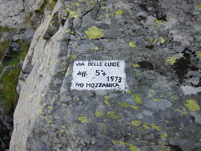 IMG_1876.jpg - Eh si non è la via della Guide al Crozzon ma accontentiamoci :-)Divertente vietta su ottimo e solidissimo gneiss con numerose protuberanze che invitano a una bella arrampicata. Recentemente richiodata dall'apritore che è così riuscito a 'salvarla' dagli itinirari sportivi che la circondano.