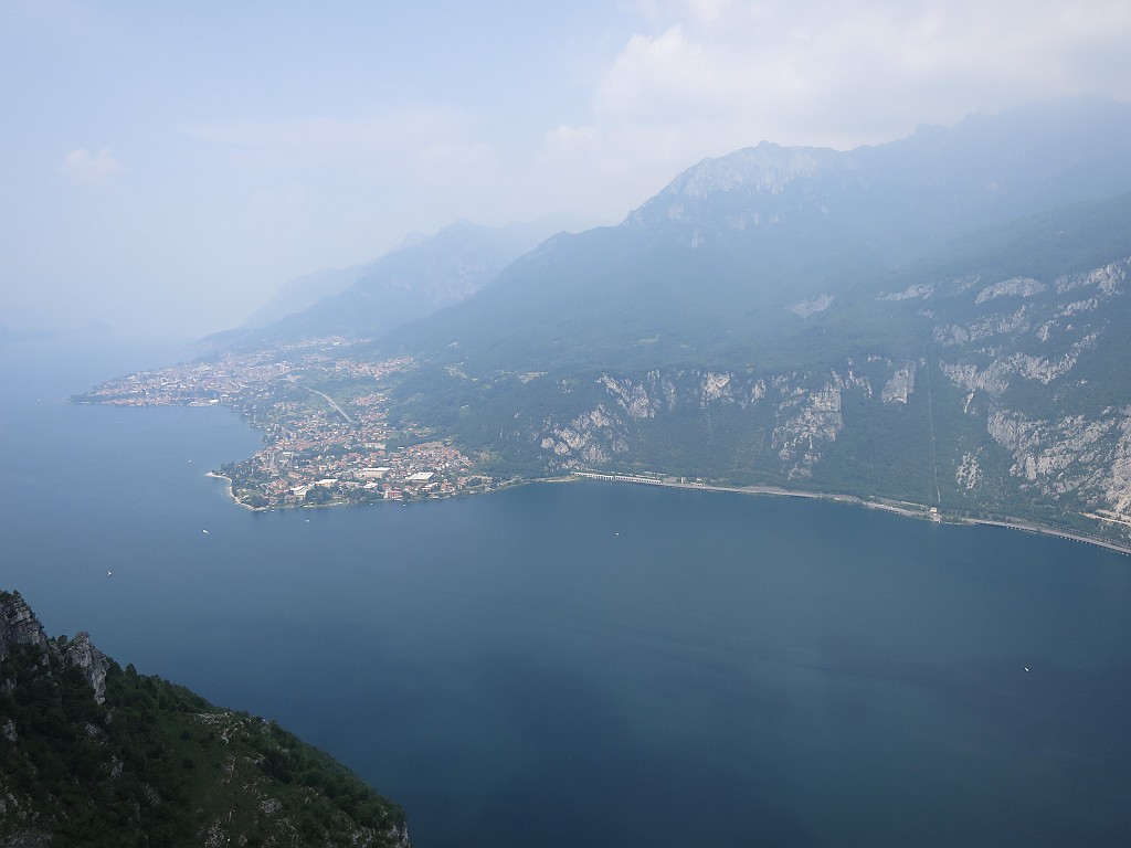 IMG_0689.JPG - Panorama sul lago, peccato per la foschia