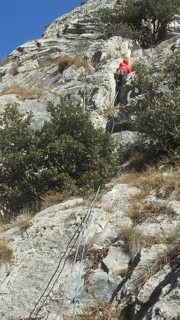 IMG_7993.JPG - Io sul diedro del primo tiro. La via è consigliabile solo a chi sa muovere bene su terreno friabile. Benché le difficoltà siano sulla carta modeste la roccia non buona e la presenza di erba rendono l'arrampicata delicata. Friend assolutamente necessari. Utile anche il martello per ribattere i chiodi. A noi è uscito un chiodo di sosta subito dopo il tiro chiave. Ci sono due tiri belli, di cui il più duro è ottimamente chiodato, il resto della via non si può certamente definire bella arrampicata.