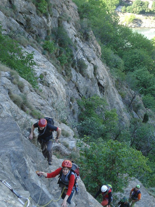 DSC06931~.JPG - Via ben frequentata, dietro di noi un'altra cordata a tre di un corso CAI